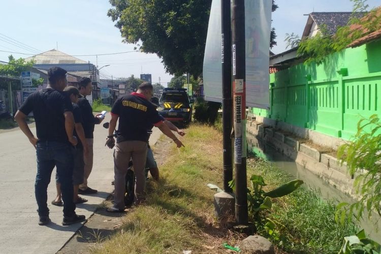 Polisi melakukan pemeriksaan tempat kejadian ditemukan mayat laki-laki di selokan air di samping ruas Jalan Ketanggungan- Jatibarang, tepatnya di Desa Kedawon, Kecamatan Larangan, Kabupaten Brebes, Jawa Tengah, Minggu (28/4/2024). (Istimewa)
