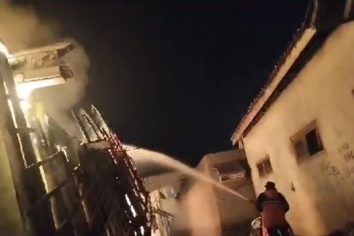 Petugas Pemadam Kebakaran sedang memadamkan api di rumah-rumah warga yang terbakar di salahsatu gang padat pemukiman Kampung Gunung Cikanyere Kelurahan Mulyasari Kecamatan Tamansari Kota Tasikmalaya, Jawa Barat, Rabu (23/8/2023) malam.