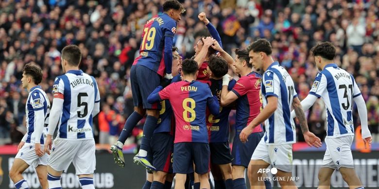 Momen selebrasi gol Marc Casado dalam laga Liga Spanyol 2024-2025 antara Barcelona vs Real Sociedad di Stadion Olimpic Lluis Companys, 2 Maret 2025. (Photo by LLUIS GENE / AFP)