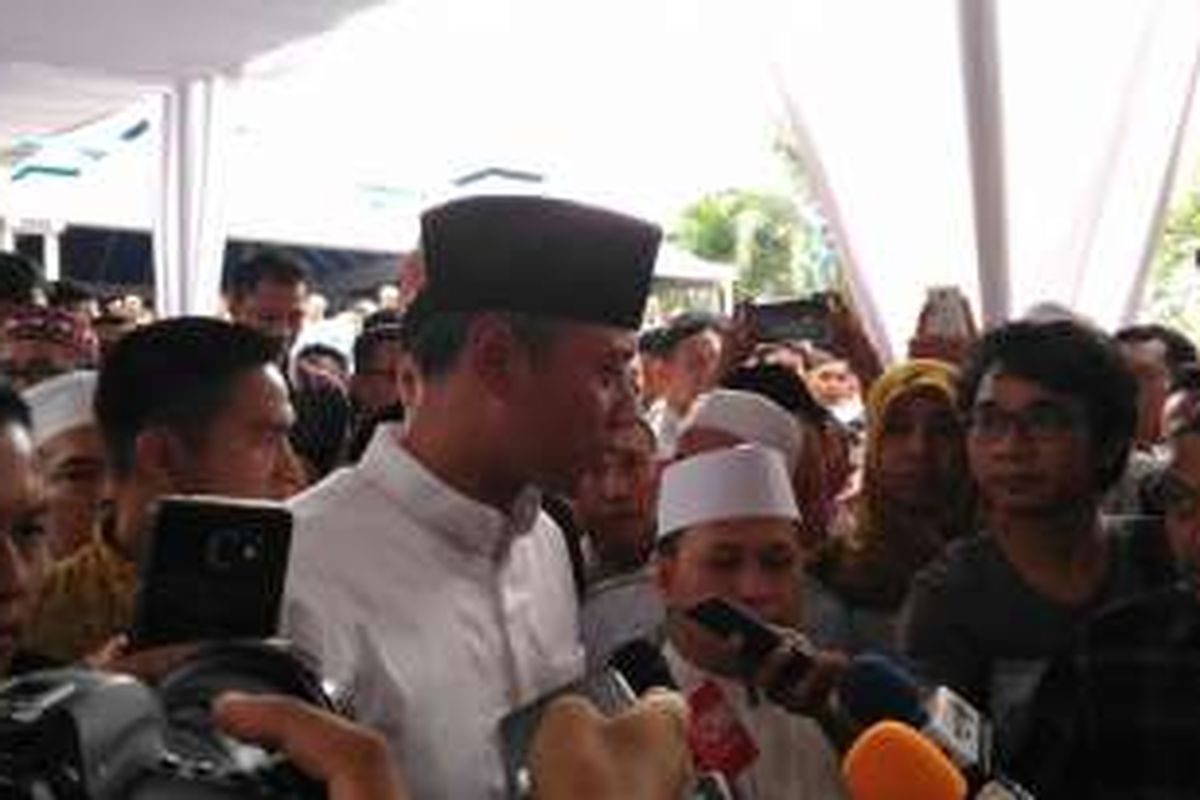Sejumlah warga di pelataran Masjid Raya Pondok Indah tiba-tiba mengajak calon gubernur DKI Jakarta, Agus Harimurti Yudhoyono, untuk ke lokasi demonstrasi 4 November di Monumen Nasional (Monas), Jakarta, Jumat (4/11/2016). 