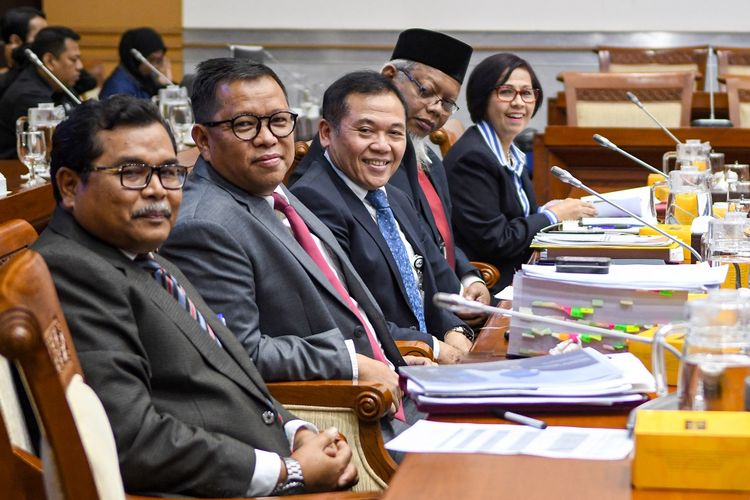 Direktur Umum TVRI Tumpak Pasaribu (kiri), Direktur Program dan Berita Apni Jaya Putra (kedua kiri), Plt Direktur Utama Supriyono (tengah), Direktur Keuangan Isnan Rahmanto (kedua kanan), dan Direktur Pengembangan dan Usaha, Rini Padmirehatta (kanan) berpose saat akan mengikuti Rapat Dengar Pendapat (RDP) jajaran Dewan Direksi LPP TVRI dengan Komisi I DPR di Kompleks Parlemen, Jakarta, Senin (27/1/2020). RDP tersebut membahas penjelasan Direksi LPP TVRI terkait penyelesaian masalah pemberhentian Direktur Utama LPP TVRI Helmy Yahya. ANTARA FOTO/M Risyal Hidayat/ama.