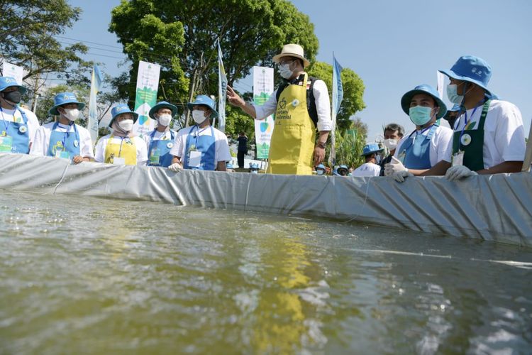 Gubernur Jawa Barat (Jabar) Ridwan Kamil kembali meluncurkan program Petani Ikan Milenial (PIM) di Pengawasan Sumber Daya Kelautan dan Perikanan Wilayah Selatan Ciherang, Kabupaten Cianjur, Selasa (27/4/2021). Peresmian program itu ditandai dengan menebar benih ikan di 60 kolam bioflok.