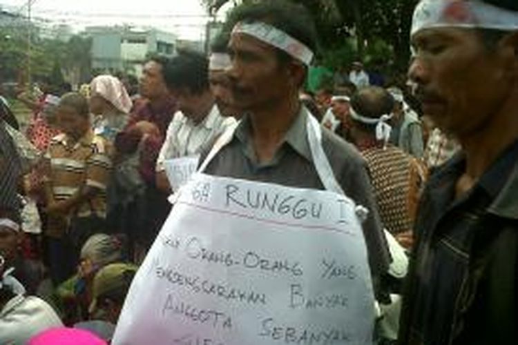 Ratusan warga anggota koperasi kredit Bina Mitra Sejahtera unjuk rasa ke kantor Polres Pematangsiantar, Sumatera Utara menuntut kepolisian mengusut dan menangkap para penggelap uang koperasi miliaran rupiah, Kamis (25/7/2013).
