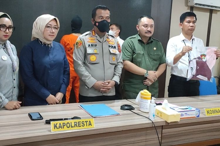 Kapolresta Cirebon Kombes Pol Arif Budiman serta jajaran bersama Pembina Komnas PA Provinsi Jawa Barat, menunjukan barang bukti anak yang menjadi korban kekerasan fisik dan seksual oleh oknum polisi, Senin (26/9/2022)