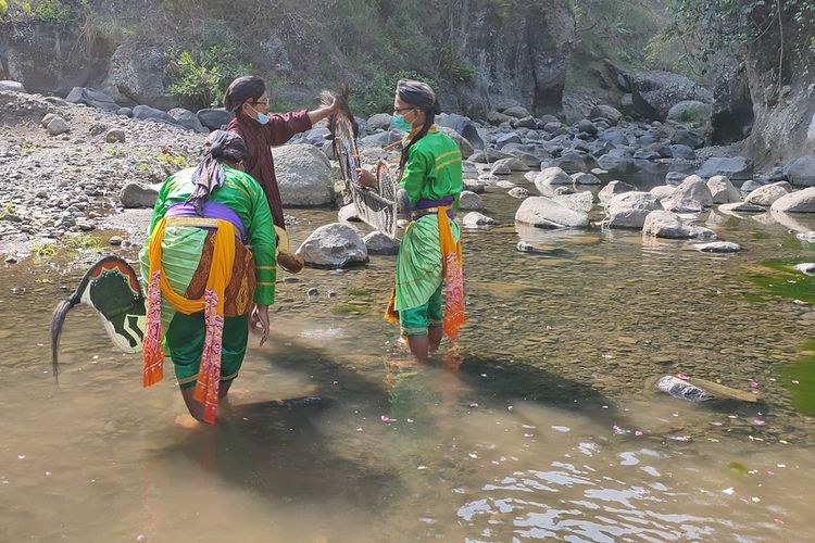 Ritual memandikan jaran kepang atau kuda lumping bagian dari tradisi kembul sewu sulur pada Bendung Khayangan di Kalurahan Pendoworejo, Kapanewon Girimulyo, Kulon Progo, Daerah Istimewa Yogyakarta.