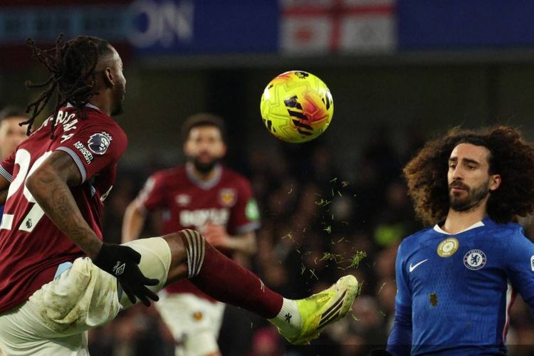 Aaron Wan-Bissaka (kiri) berebut bola dengan Marc Cucurella (kanan) dalam pertandingan sepak bola Liga Inggris antara Chelsea vs West Ham United di Stamford Bridge di London pada 31 Januari 2026. (Foto oleh Adrian DENNIS / AFP) 
