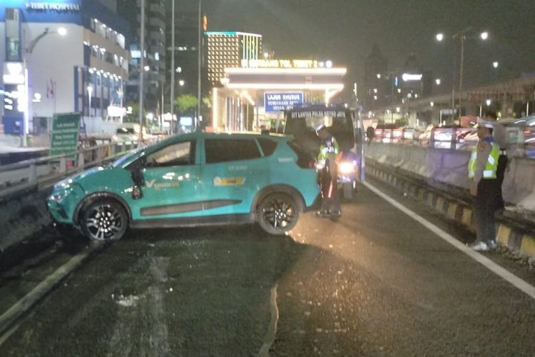 Taksi Green SM Terbalik di Pintu Tol Tebet Jaksel, Sopir Diduga Mengantuk