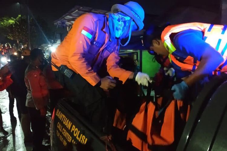 Korban terakhir dari dua pemuda yang terseret arus Kali Kalimalang akhirnya ditemukan tim SAR gabungan pada Minggu (15/11/2020) malam.