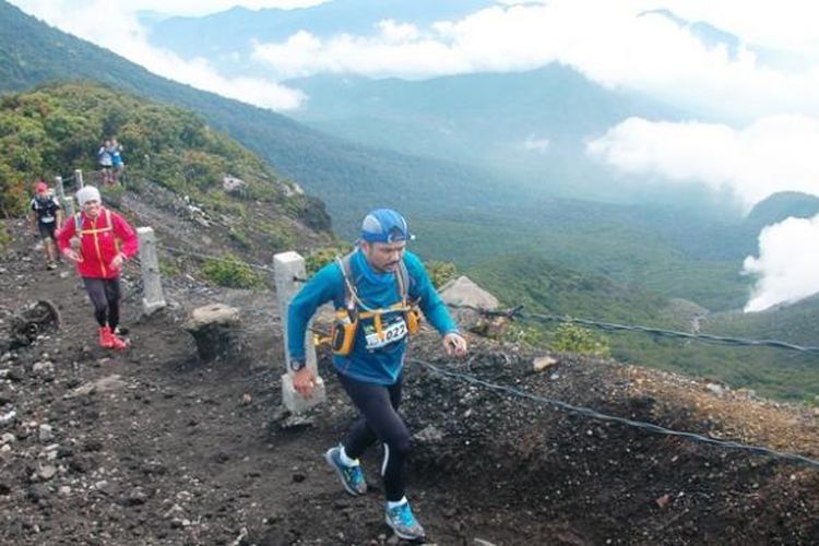 Salah satu peserta Gede Pangrango Marathon (GPM) 2015 saat melintasi puncak Gunung Gede, Sabtu (3/5/2015).