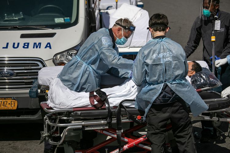 Tenaga medis ketika menangani pasien Covid-19 di luar Rumah Sakit Montefiore Bronx, New York, pada 7 April 2020.