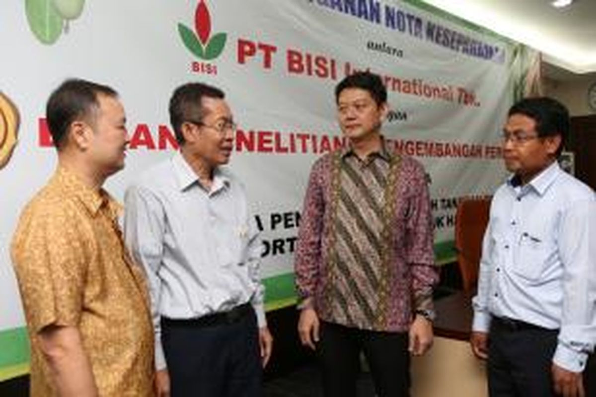 Kepala Badan Penelitian dan Pengembangan Kementerian Pertanian, Muhammad Syakir, bersama Direktur Utama PT Bisi International Tbk Jemmy Eka Putra usai penandatanganan kerjasama, Rabu (1/7/2015).