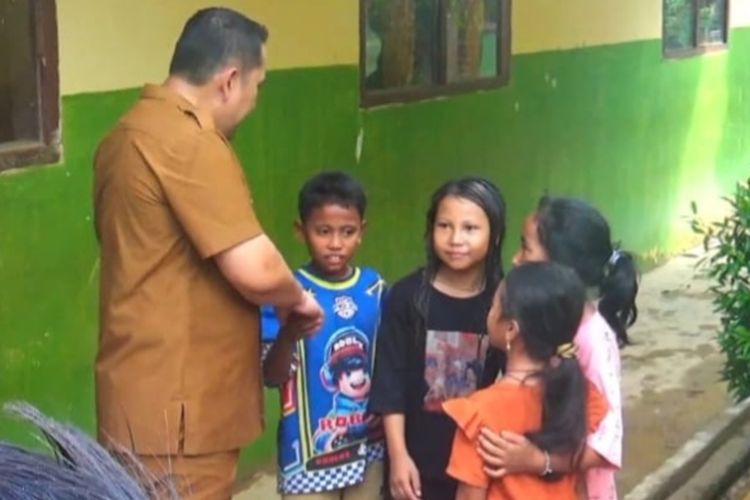 Banjir Bandang Terjang Merangin, Bupati Tinjau Jembatan Rusak hingga Sekolah yang Lumpuh