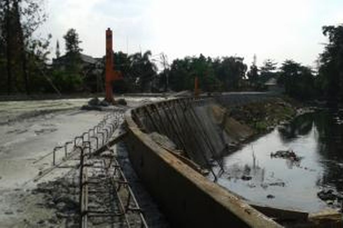 Kondisi jalan inspeksi di sisi Kali Grogol, Kecamatan Palmerah, Jakarta Barat, Jumat (22/8/2014). Pengerjaan jalan ini telah berlangsung sejak 8 Agustus 2014 namun warga belum mendapat sosialisasi.