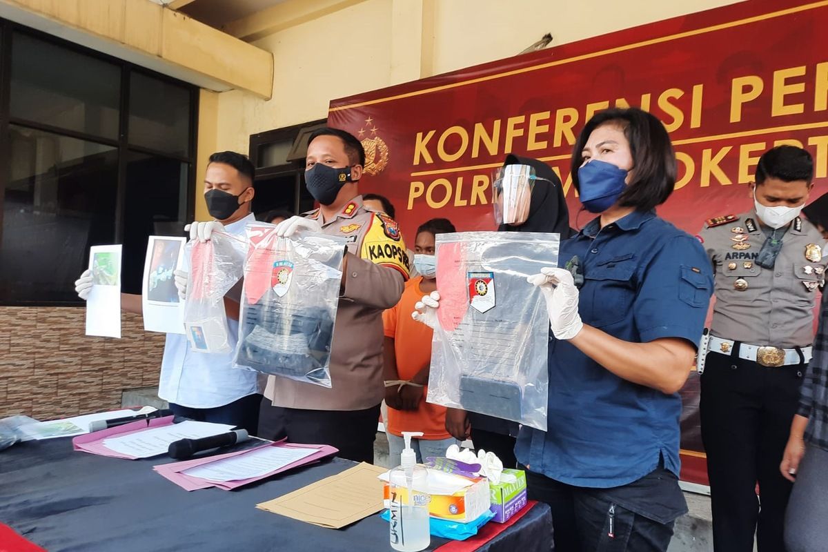 Konferensi pers terkait kasus penganiayaan pelajar SMP hingga tewas, di Mapolres Mojokerto, Jawa Timur, Kamis (17/3/2022).