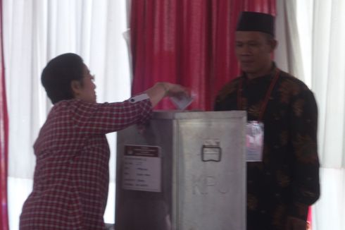 Bersama Puan dan Prananda, Megawati Mencoblos di TPS 027 Kebagusan