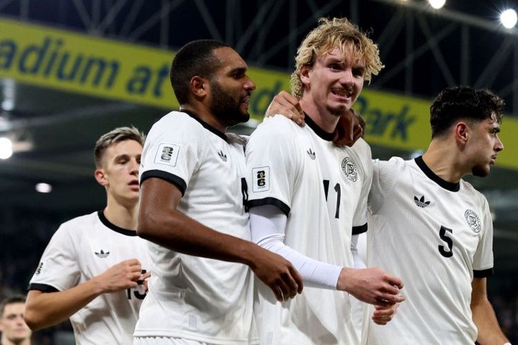 Striker Jerman #11 Nick Woltemade (C) merayakan gol pertama tim dalam pertandingan sepak bola Grup A Kualifikasi Piala Dunia 2026 antara Irlandia Utara vs Jerman di Stadion Windsor Park, di Belfast, pada 13 Oktober 2025. (Foto oleh Paul Faith / AFP)