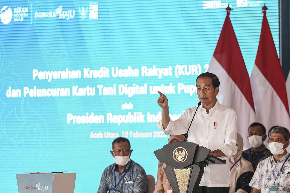 Presiden Joko Widodo menyampaikan kata sambutan pada acara Penyerahan Kredit Usaha Rakyat (KUR) 2023 dan Peluncuran Kartu Tani Digital untuk Pupuk Bersubsidi di Lhokseumawe, Aceh, Jumat (10/2/2023). Dalam kesempatan tersebut Presiden meluncurkan secara simbolis Kartu Tani Digital untuk penyaluran pupuk bersubsidi kepada 439.109 petani penerima program dan juga penyaluran KUR BSI 2023 senilai Rp 3 Triliun di Provinsi Aceh.