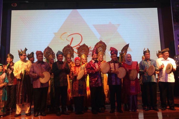 Peresmian kalender pariwisata Provinsi Riau yang diwakili oleh Menteri Pariwisata Arief Yahya, Gubernur Riau Arsyadjuliandi Rachman beserta bupati dan walikota di Kementerian Pariwisata, Jakarta, Kamis (16/3/2017). Pemerintah Provinsi Riau mengunggulkan tiga festival selama tahun 2017 untuk menarik minat wisatawan berkunjung ke Riau.