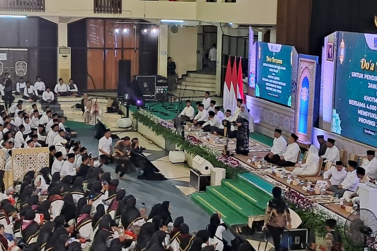 Gubernur Jatim Khofifah Indar Parawansa menggelar doa bersama dan khotmil Quran bersama 4.000 hafiz dan hafizah di Gedung Islamic Center Surabaya, Rabu (1/10/2025) malam.