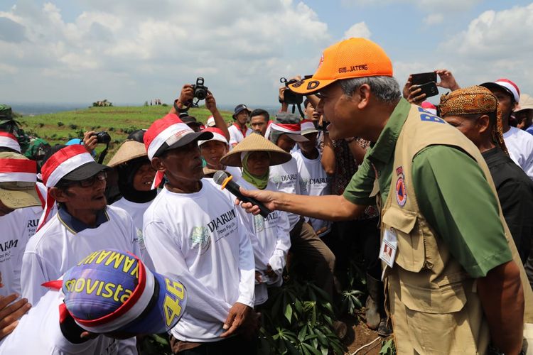 Ganjar berdialog dengan petani yang menggarap kawasan Pegunungan Patiayam Kabupaten Kudus, Rabu (15/1/2020).