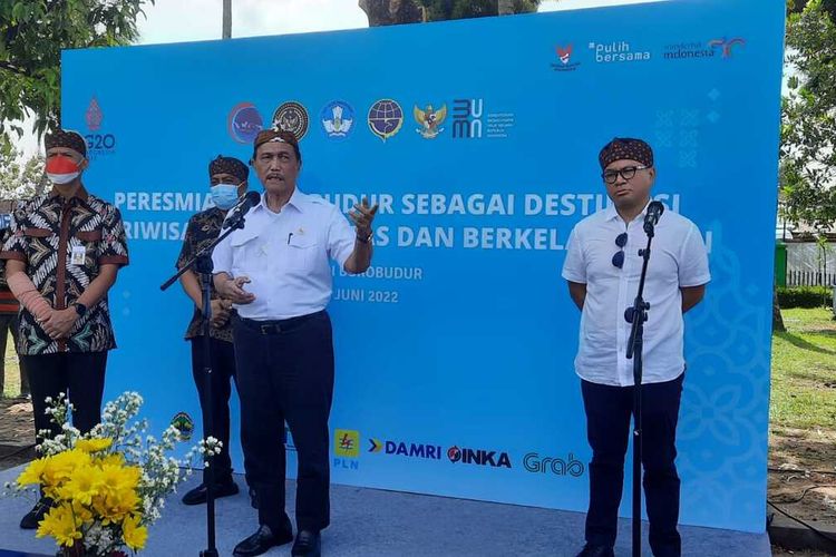 Menteri Koordinator Bidang Kemaritiman dan Investasi Luhut Binsar Pandjaitan saat peluncuran Stasiun Pengisian Kendaraan Listrik Umum (SPKLU) di area gerbang masuk pintu 3 Taman Wisata Candi Borobudur, Magelang, Jawa Tengah, Sabtu (4/6/2022).