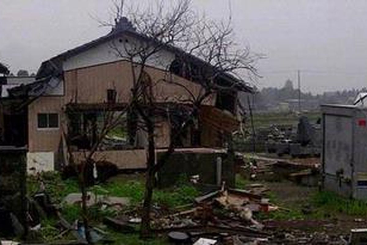 Rumah-rumah dan lahan pertanian hancur di dekat pantai Iwanuma 