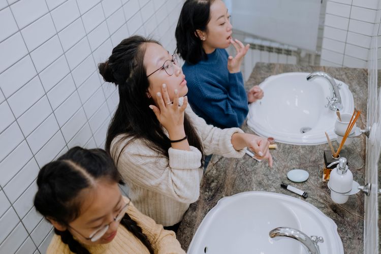 3 Urutan Skincare Malam untuk Remaja demi Kulit Tetap Sehat