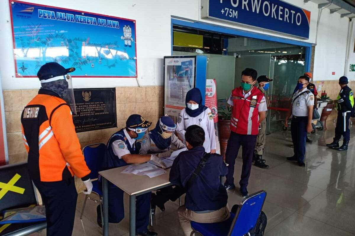 Calon penumpang Kereta Luar Biasa (KLB) di Stasiun Purwokerto, Jawa Tengah.