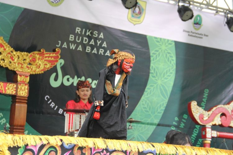 Talk show interaktif yang dikemas dalam pertunjukan Wayang Golek dalam acara Riksa Budaya di Kampung Budaya Sindang Barang, Desa Pasir Eurih, Kecamatan Taman Sari, Kabupaten Bogor, Kamis (14/11/2019). Acara tahunan ini mengusung tema Someah.