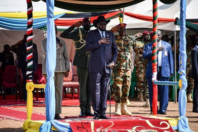 Presiden Sudan Selatan Salva Kiir (tengah) menghadiri upacara keberangkatan Pasukan Pertahanan Rakyat Sudan Selatan (SSPDF) saat mereka dikerahkan ke Republik Demokratik Kongo (DRC) di Markas Besar SSPDF di Juba pada 28 Desember 2022. Sudan Selatan akan mengirim 750 tentara ke Republik Demokratik Kongo timur segera untuk bergabung dengan pasukan regional memerangi serangan pemberontak.