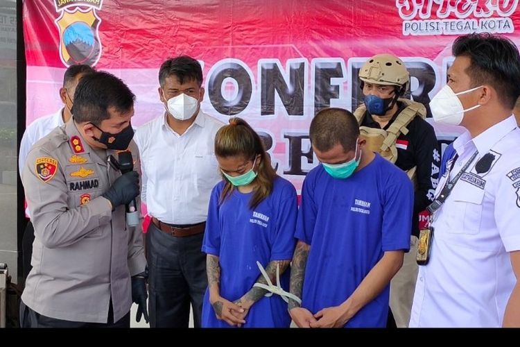 Kapolres Tegal Kota AKBP Rahmad Hidayat bersama Kasat Reskrim AKP Vonny Farizky saat interogasi sepasang kekasih pelaku jambret dalam konferensi pers ungkap kasus di Mapolres Tegal Kota, Senin (25/10/2021). 