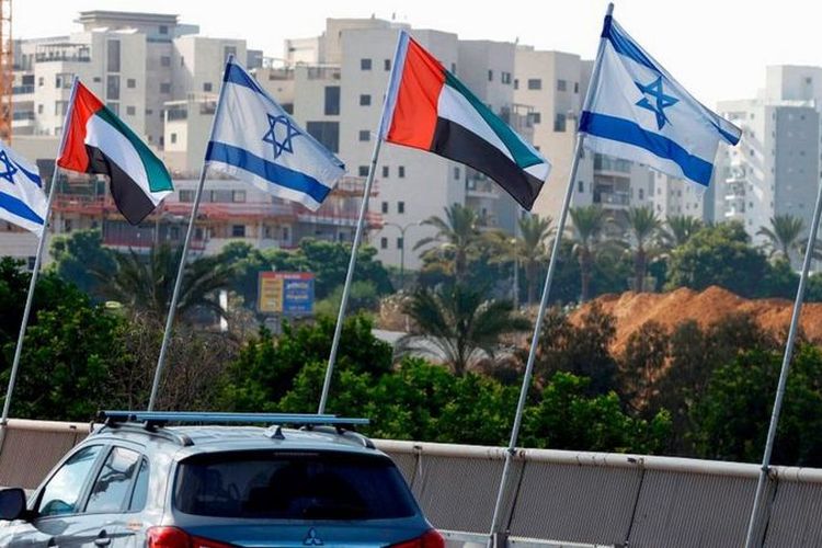 Bendera Israel dan UEA berjejer di jalan-jalan kota Israel.