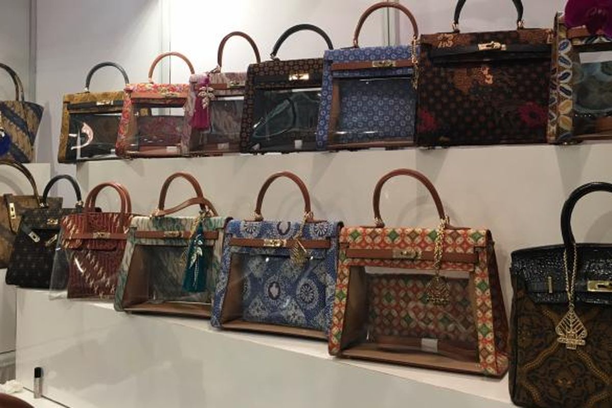 Koleksi tas batik dari label Ndaru dalam Indonesia Fashion Week 2017 di Jakarta, Jumat (3/2/2017). 