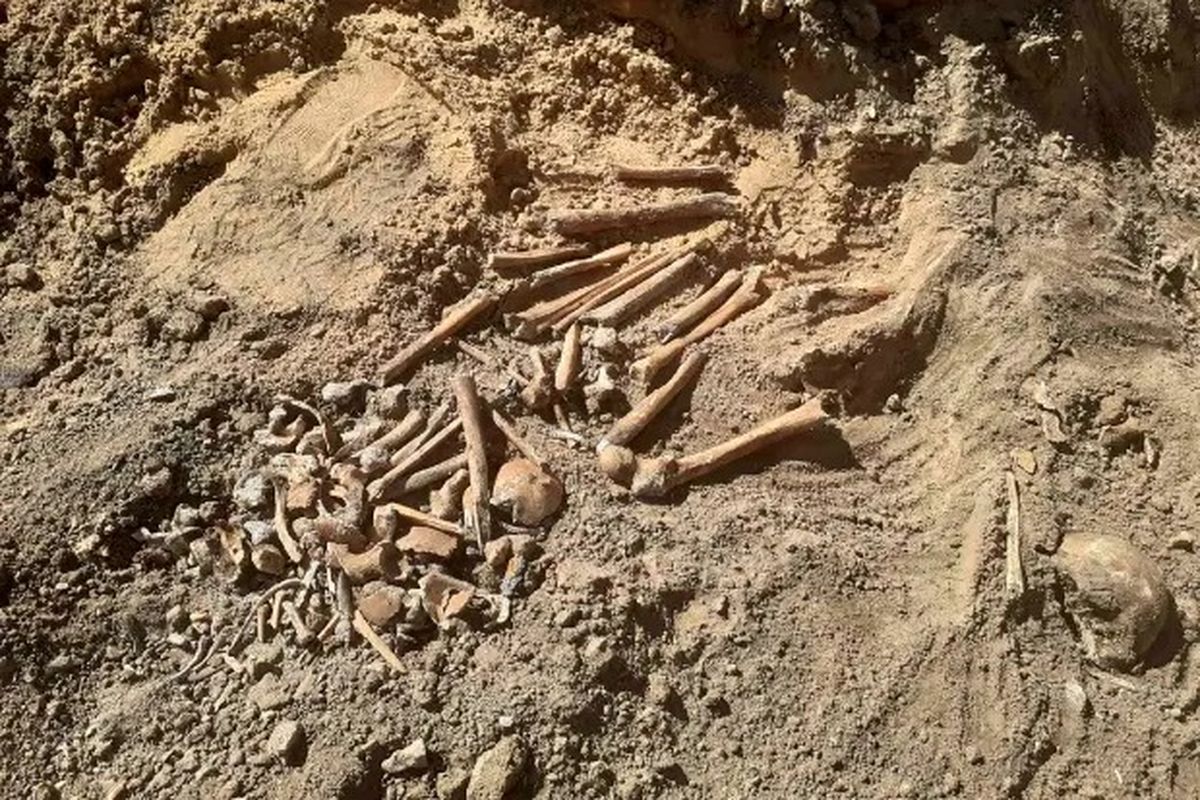 Banyak tulang patah karena trauma benda tumpul atau luka tembak, yang ditemukan di kuburan massal di kamp konsentrasi Dulag-191 di wilayah Voronezh, Rusia. [Via The Sun]