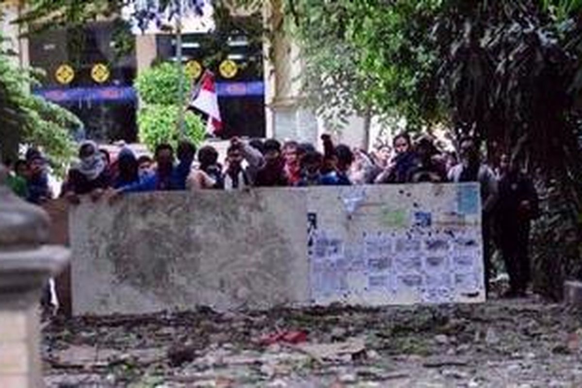 Mahasiswa Universitas Pamulang terlibat bentrokan dengan polisi di Universitas Pamulang, Jalan Surya Kencana, Pamulang, Tangerang Selatan, Banten, (18/10/2012). Bentrokan terjadi setelah para mahasiswa berdemonstrasi menolak kedatangan Wakapolri Komjen Nanan Sukarna. Lima polisi dan satu orang mahasiwa terluka dalam demontrasi. KOMPAS IMAGES/ANDREAN KRISTIANTO