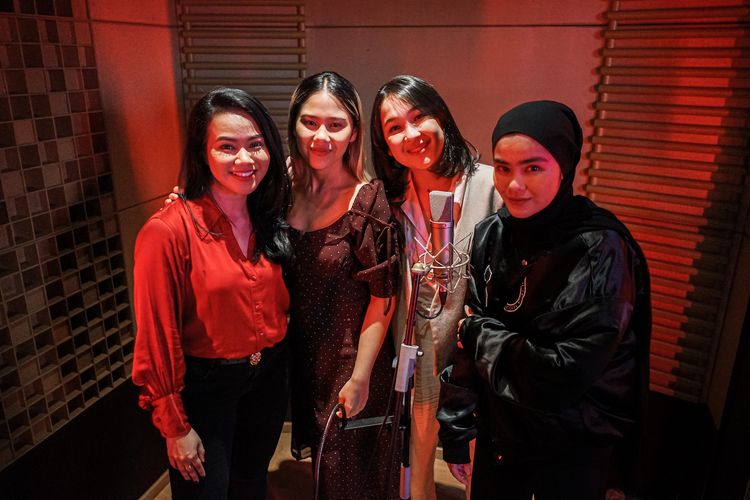 (Dari kiri) Penyanyi Yura Yunita, Nadin Amizah, Agatha Pricilla, dan SIVIA menyanyikan lagu Reflection untuk menyambut pemutaran film live action Mulan keluaran Disney.