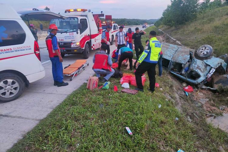 Kecelakaan lalu lintas yang menewaskan dua penumpang di jalan tol Lampung ruas Terpeka, Senin (19/12/2022) sore.