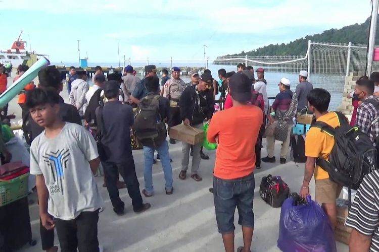 Setelah terlantar selama dua hari karena kapal Sabuk Nusantara 93 over kapasitas, ratusan penumpang akhirnya diberangkatkan ke Kalimantan dari pelabuhan Silopo, Polewali Mandar, Sulawesi Barat Kamis (18/4/ 2024). 