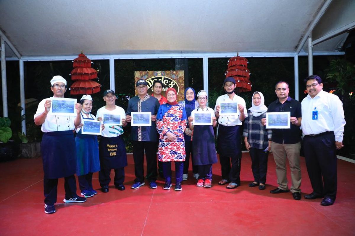 Menaker Ida Fauziyah meninjau penerima manfaat bantuan subsidi upah (BSU) tahun 2022 yang diberikan kepada pekerja di Kabupaten Badung, Bali.