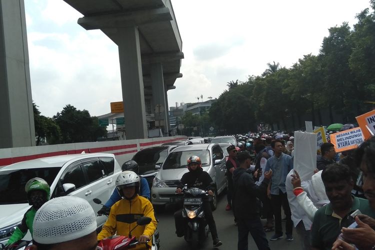 kemacetan terjadi di depan gedung Kedubes India, Rasuna Said, Kuningan, Jakarta Selatan, Jumat (6/3/2020)