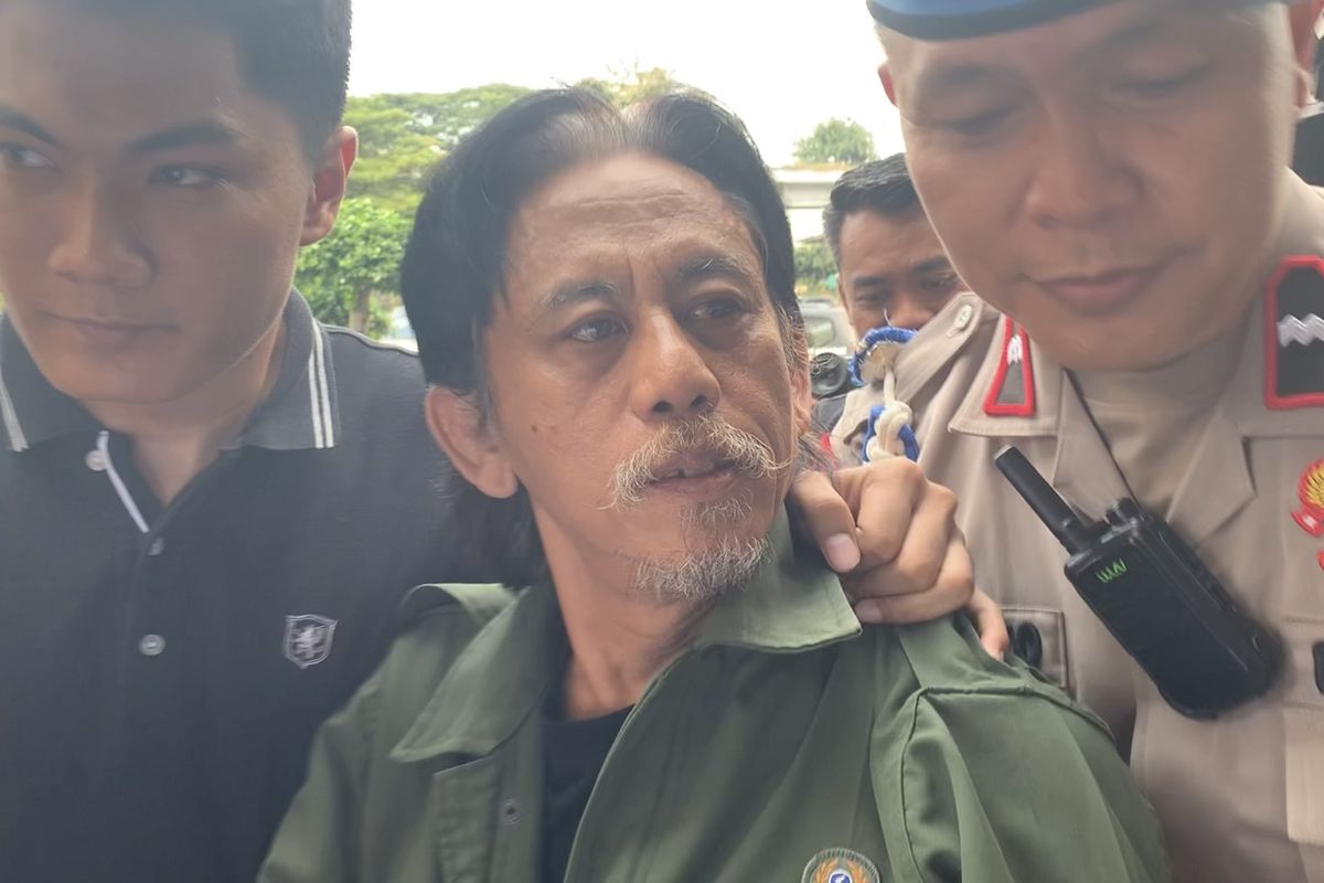 Pesinetron Epy Kusnandar menjalani pemeriksaan kesehatan berkait kasus dugaan penyalahgunaan narkoba jenis ganja di Mapolres Metro Jakarta Barat, Sabtu (11/5/2024).