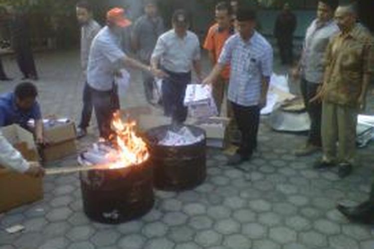 Anggota KPU Kota Kediri, Jawa Timur saat membakar surat suara Pilgub maupun Pilwalkota Kediri yang tidak terpakai, Rabu (28/8/2013).