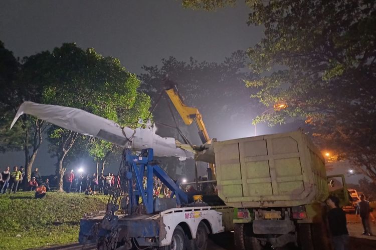 Proses evakuasi pesawat latih jenis Tecnam P2006T, yang jatuh di tepi lapangan Sunburst, Jalan BSD Grand Boulevard, Serpong, Tangerang Selatan, 