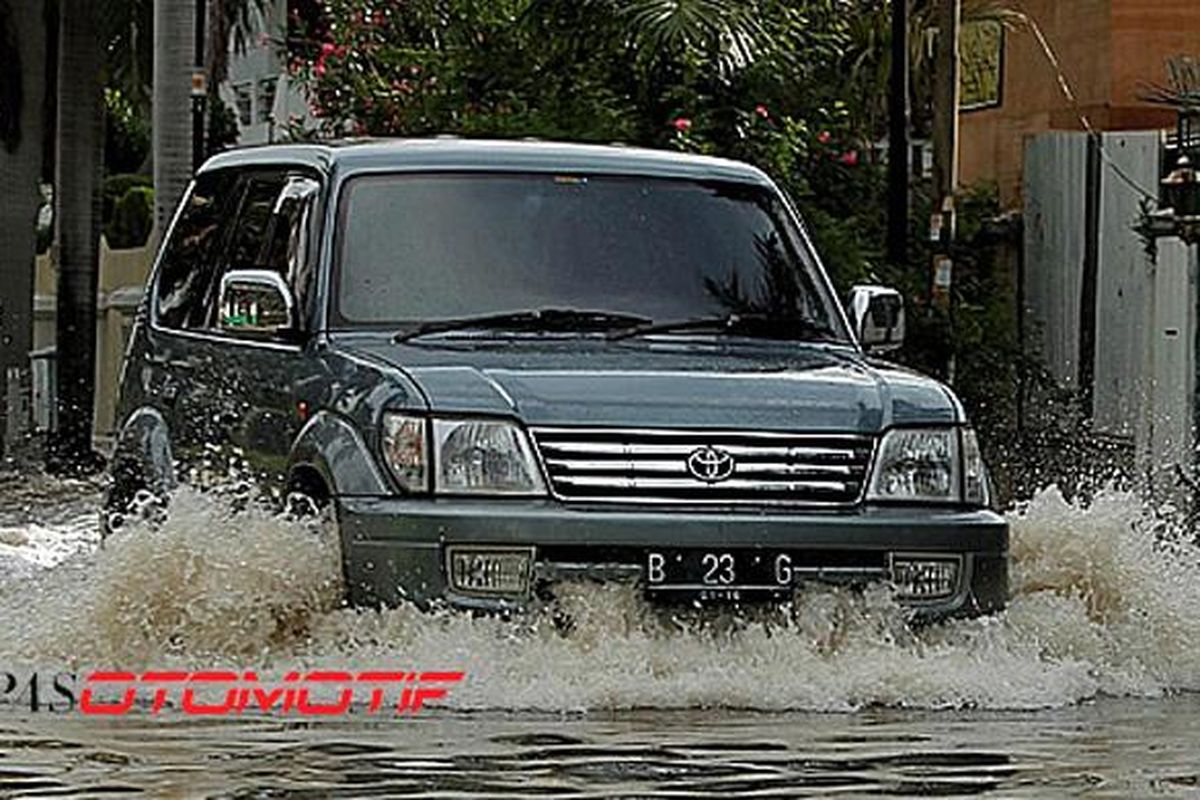 Pastikan polis asuransi Anda mengcover banjir. 