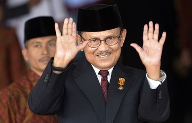 FOTO DOKUMENTASI. Presiden ketiga RI BJ Habibie melambaikan tangan saat akan menghadiri Sidang Tahunan MPR Tahun 2015 di Kompleks Parlemen, Senayan, Jakarta, Jumat (14/8/2015). Sidang Tahunan MPR diselenggarakan dengan agenda penyampaian pidato Presiden Joko Widodo mengenai laporan kinerja lembaga-lembaga negara. ANTARA FOTO/Sigid Kurniawan/kye/ama.