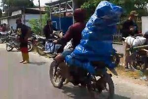 Akses Jalan Terbatas, Jenazah Mantan Kades di Sigi Diangkut Pakai Motor, Dibungkus Terpal 