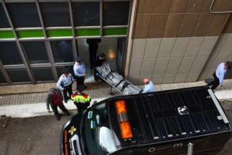 Petugas medis memindahkan jasad seorang guru yang tewas dipanah muridnya di sebuah sekolah menengah di kota Barcelona, Spanyol.