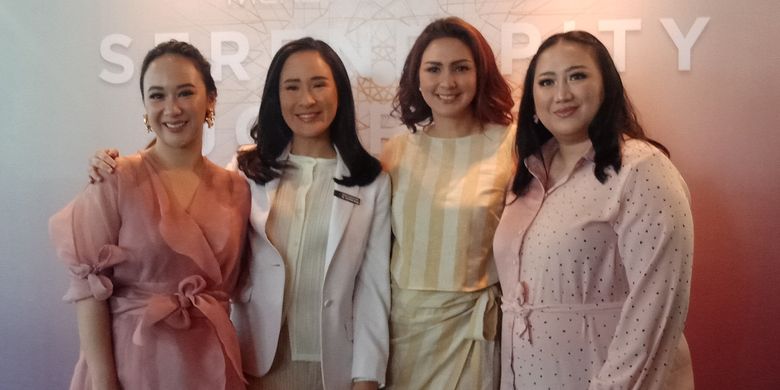 Founder Jakarta Aesthetic Clinic (JAC) dr. Olivia Ong bersama ketiga pasiennya (digital creator Putricaya, presenter Donna Agnesia dan presenter Soraya Hilmi) pada acara peluncuran kampanye Merz Aesthetic Serendipity Journey di kawasan Menteng, Jakarta Pusat. Rabu (26/6/2019).