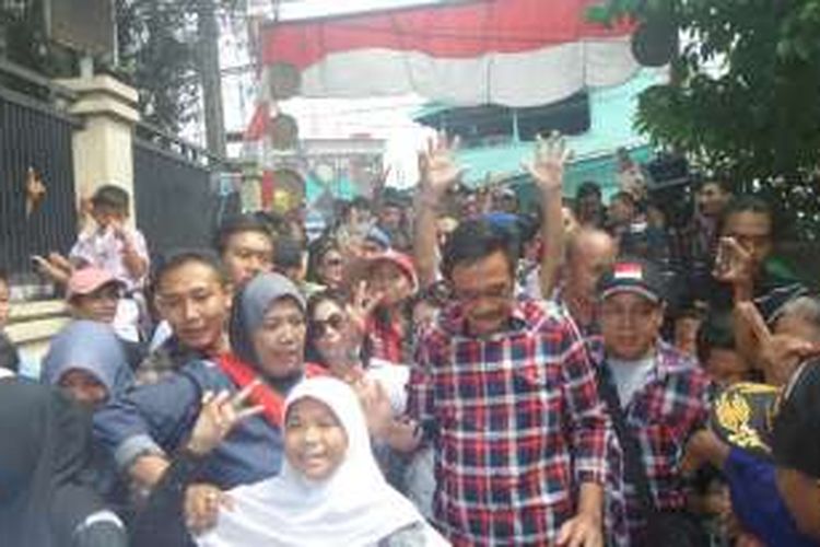 Cawagub DKI Jakarta Djarot Saiful Hidayat blusukan di Jalan Kerja Bakti, Kelurahan Makassar, Kamis (8/12/2016). 