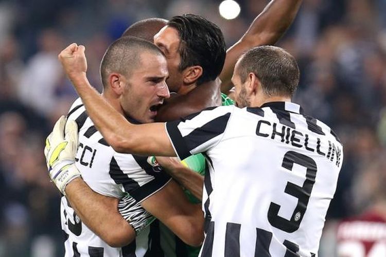 Leonardo Bonucci (kiri), Gianluigi Buffon (tengah), dan Giorgio Chiellini merayakan kemenangan atas AS Roma pada partai Serie A di Juventus Stadium, 5 Oktober 2014.